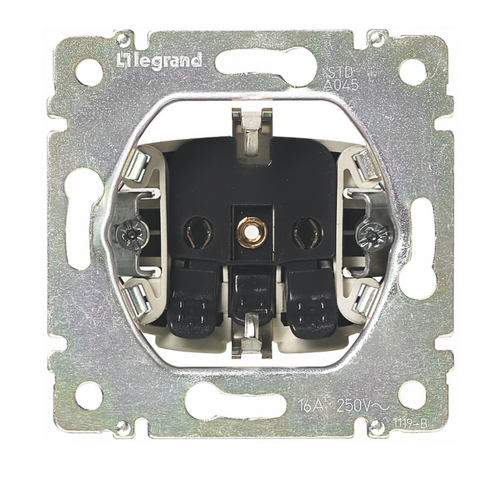 Legrand Valena  Белый Розетка 2К+З с защитными шторками, автоматические клеммы 774222
